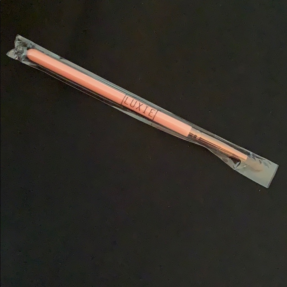 LUXIE 243 Precision Brush​